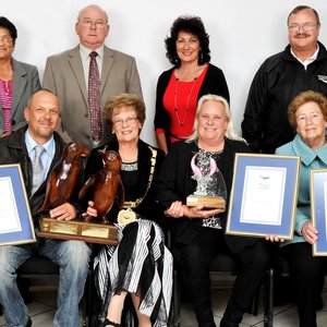 Die prestige Burgemeesterstoekenningsaand, met voor vlnr Brenda du Toit (nms Wilfred Chivell), Michael Rutzen, Raadsdame Nicolette Botha-Guthrie, Kim MacLean, Hermine Groenewald en Gabbi Jonker. Agter vlnr is William Ntebe (Zwelihle), Rdl Moira  Opperman, Rdl Dudley Coetzee, Rdl Riana de Coning en mnr Kat Myburgh.